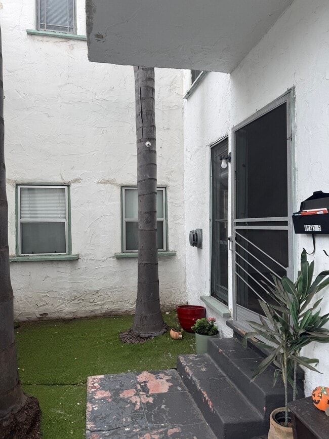 Foto del edificio - 808 2/5-805 N Poinsettia Pl