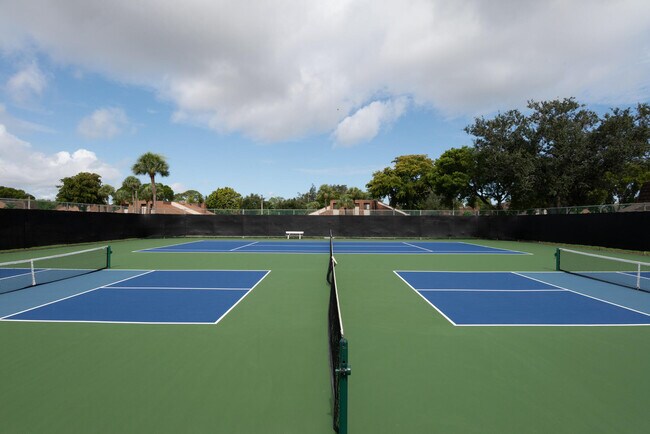 Foto del edificio - 4135 Palm Bay Cir
