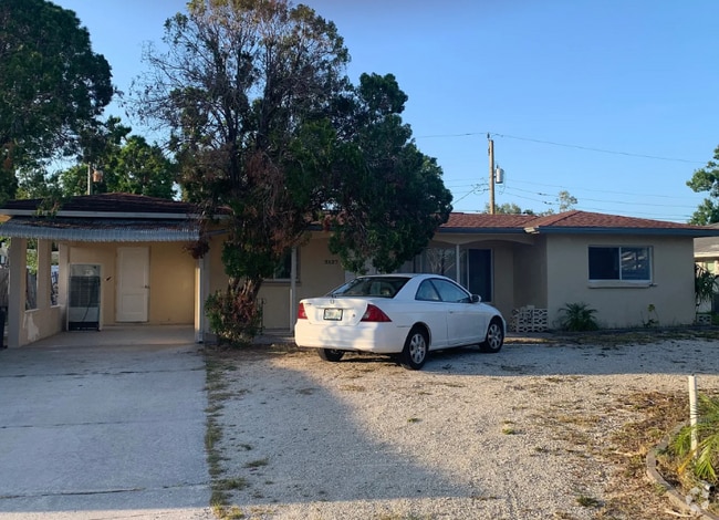 Building Photo - 2127 Bougainvillea St