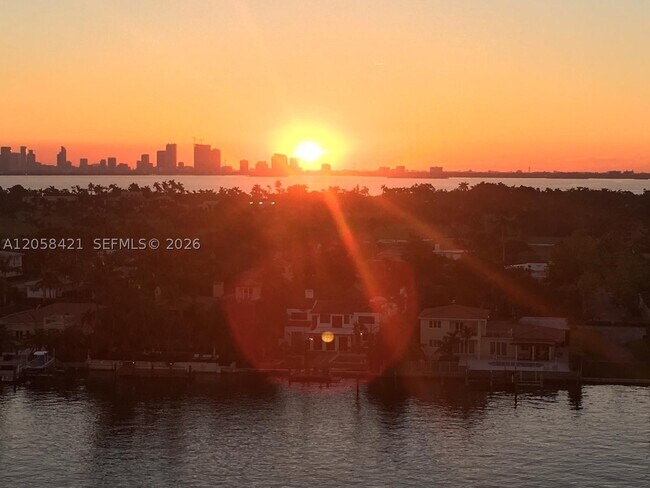 Foto del edificio - 5900 Collins Ave