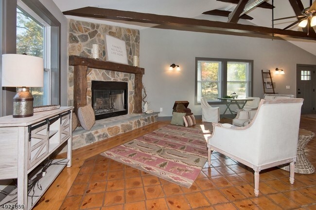 Foto del edificio - 24 Delaware Ave