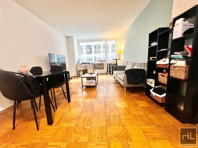 Foto del edificio - Amazing Deal in Columbus Circle!!! April 1...