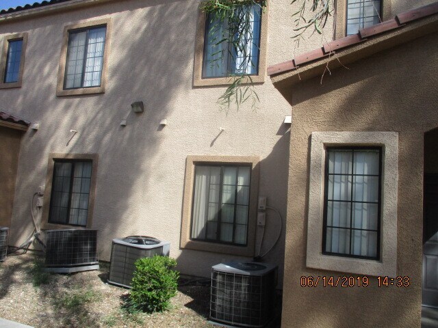 Building Photo - 2101 Hussium Hills St