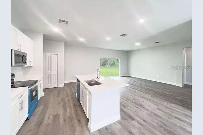 Building Photo - AMAZING new home has all the extras you ha...