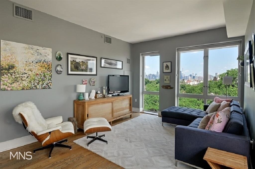 Primary Photo - 415 Leonard St