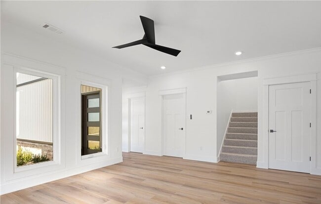 Building Photo - Lovely Modern Home-Three Bed/Three Bath/Up...