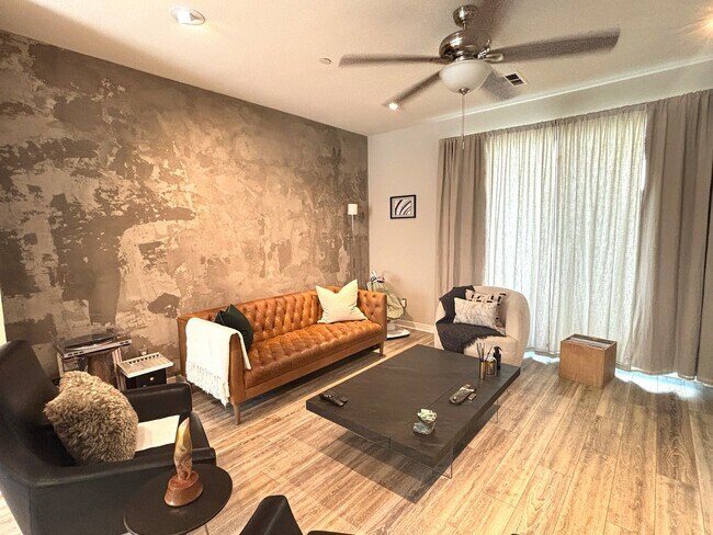 Foto del edificio - Stylish, Modern Townhome with Designer Tou...