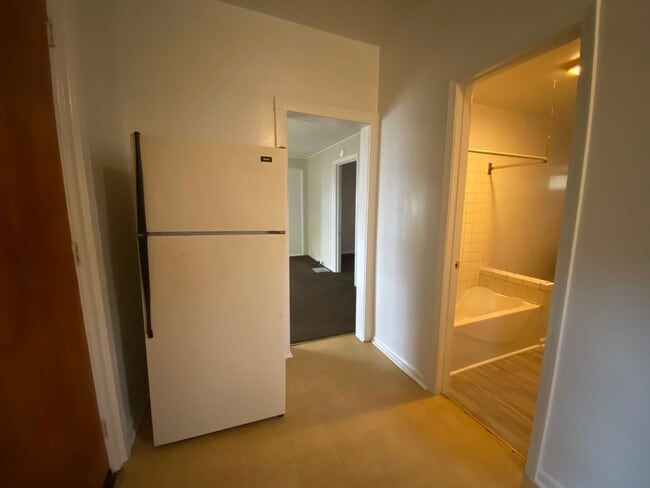 Building Photo - 828 Gibson