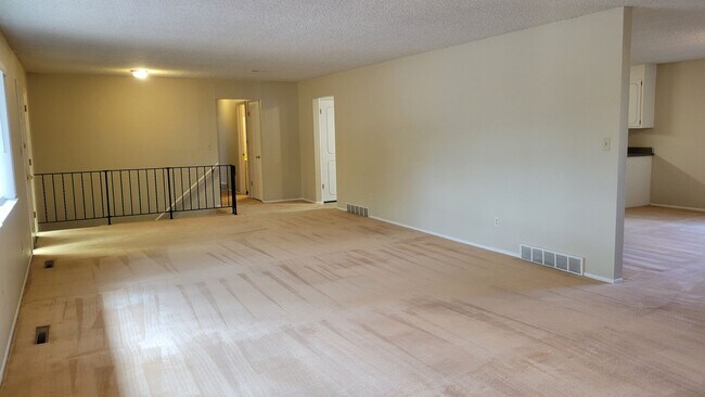 Foto del edificio - 4 Bed 2.5 Bath with A/C - Available Now!