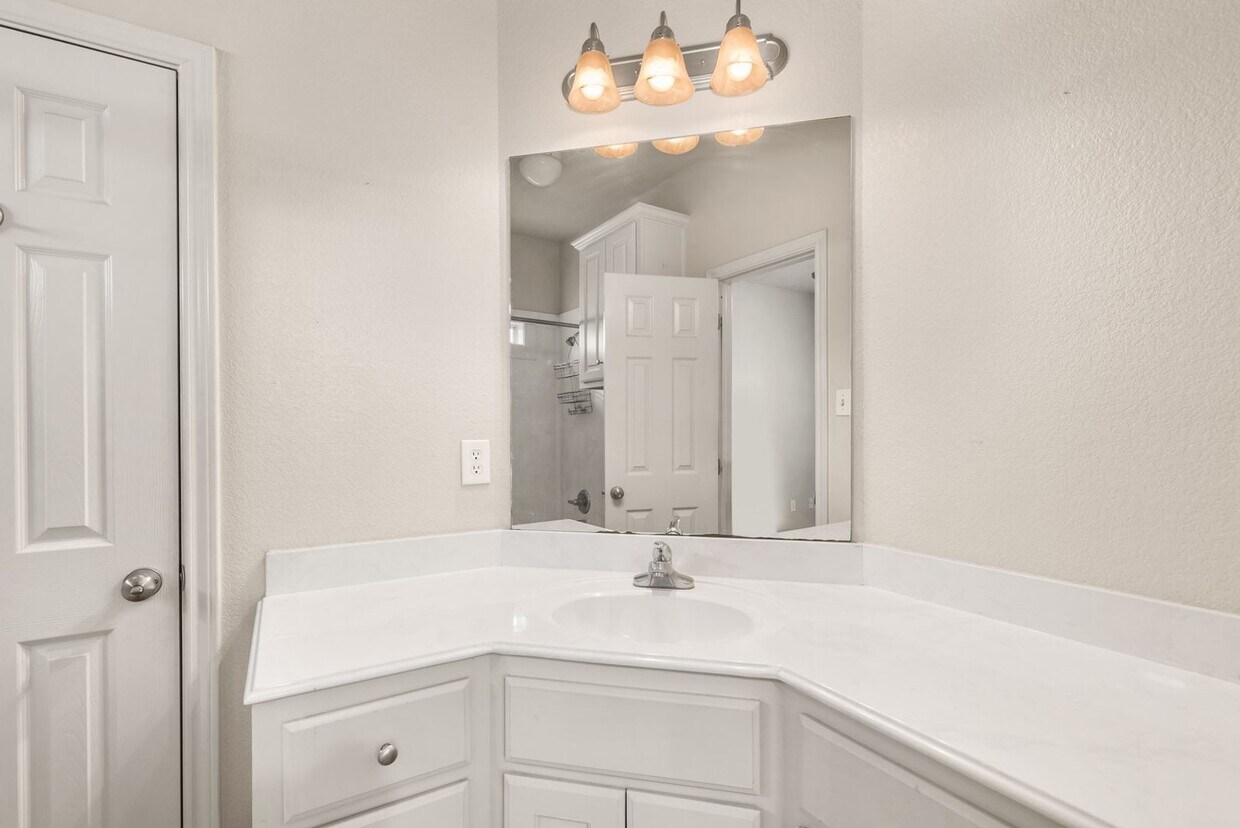 Foto principal - Available August 2026! Charming 4 Bed, 2.5...