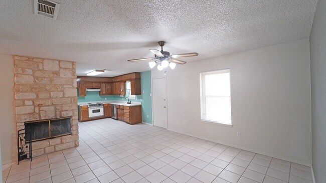 Foto del edificio - FOR LEASE! 3 BR - 2 BA - 1 Car Garage - Br...