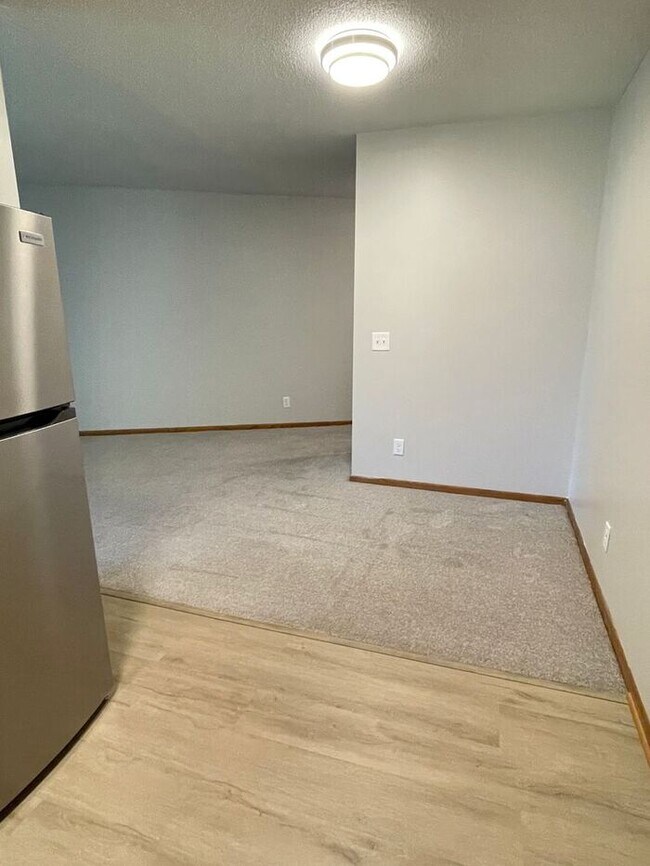 Building Photo - Main Floor, Excellent Condition, Video Wal...