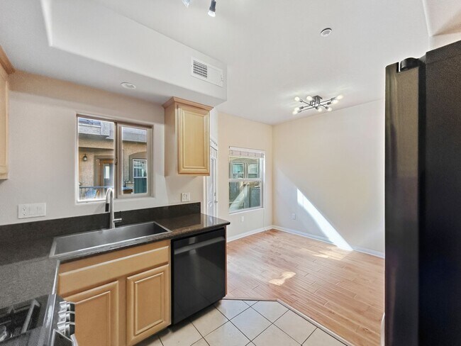 Foto del edificio - Spacious 2B/2.5BA Townhouse in North Park w/ Two-Car Garage & A/C!