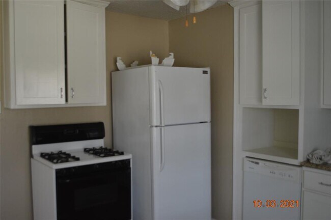 Building Photo - 127 Holly St