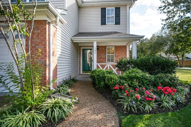 Building Photo - Rare 3 bed 2.5 bath end unit townhome minu...