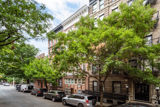 Building Photo - 281 W 11th St
