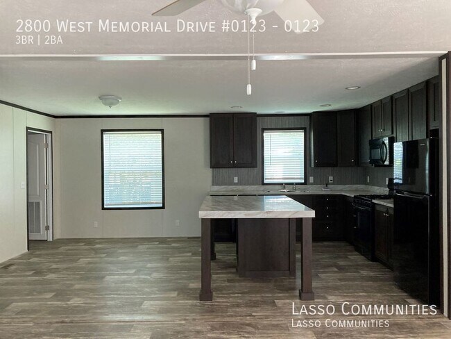 Building Photo - 2800 W Memorial Dr