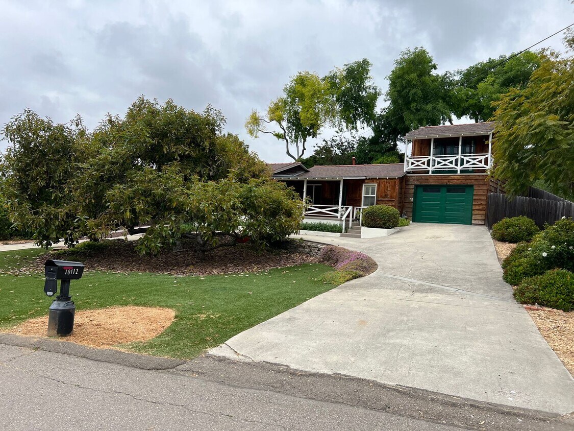 Primary Photo - Charming 3BR 2BA home with expansive yard ...