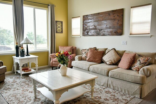 Foto del edificio - Great 3 Bed / 3 Bath with Garage! Open Floor Plan with Upgrades!