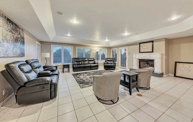 Foto del edificio - Garden Level in Luxury Home Available Now