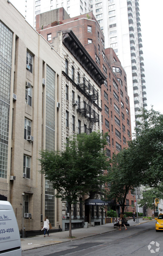 Foto del edificio - 326-328 E 58th St