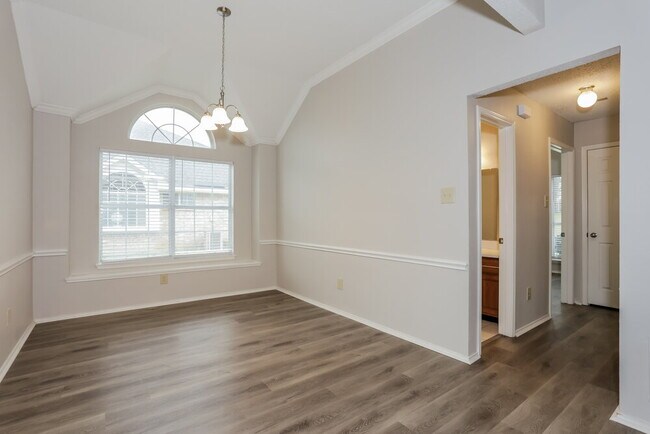 Building Photo - 712 Stain Glass Dr