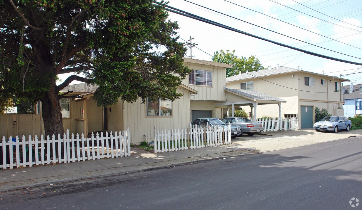 Building Photo - 606 E Santa Inez Ave