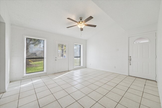 Building Photo - 2223 Par Ln