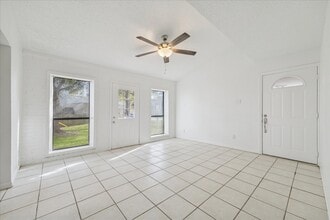 Building Photo - 2223 Par Ln