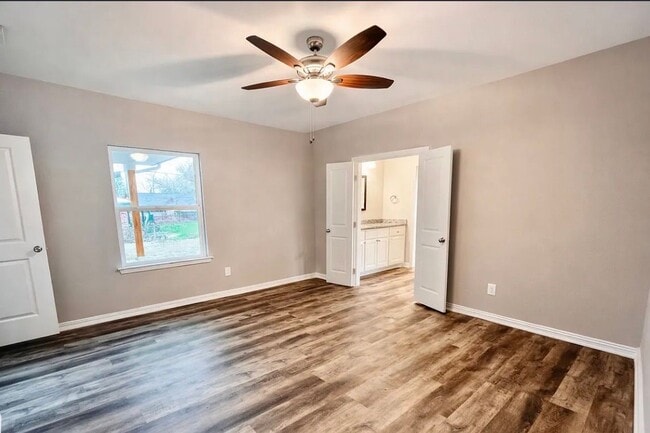 Building Photo - 2109 Bluebonnet Ave