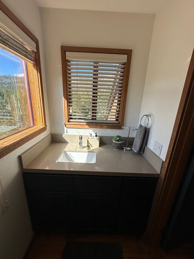 Foto del edificio - Spacious Aspen Creek Condo with Loft & Mountain Views – Mammoth Lakes (Available in the Springtime)