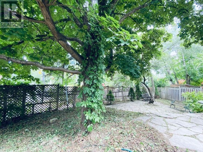 Photo du bâtiment - 256 Oriole Pkwy