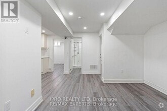 Building Photo - 30 Larchwood Pl