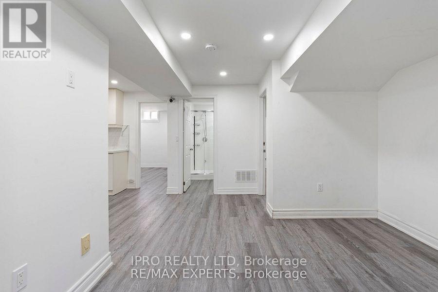 Primary Photo - 30 Larchwood Pl