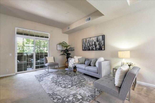 Building Photo - Townhome with AC