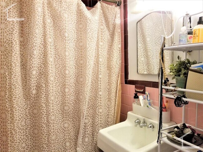 Foto del edificio - Good sized 1 bedroom with a small office available now!