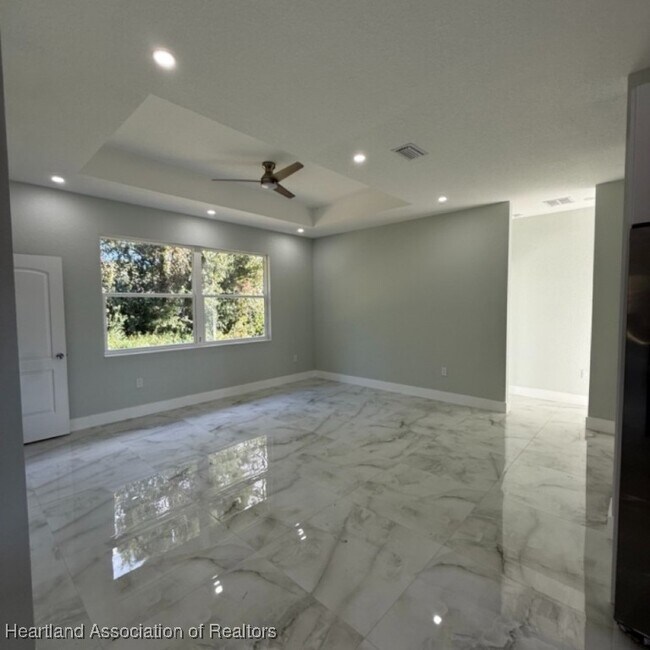 Foto del edificio - 2011 W Falcon Rd