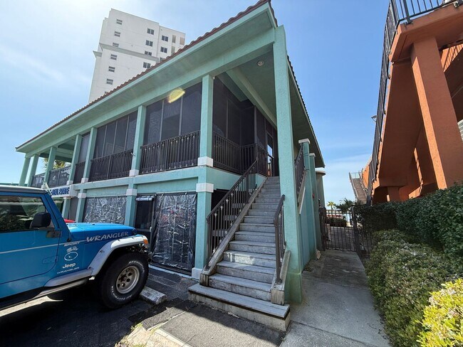 Foto del edificio - Pensacola Beach - 3 bedroom, 4 bathroom - 2nd and 3rd floor balconies with water view