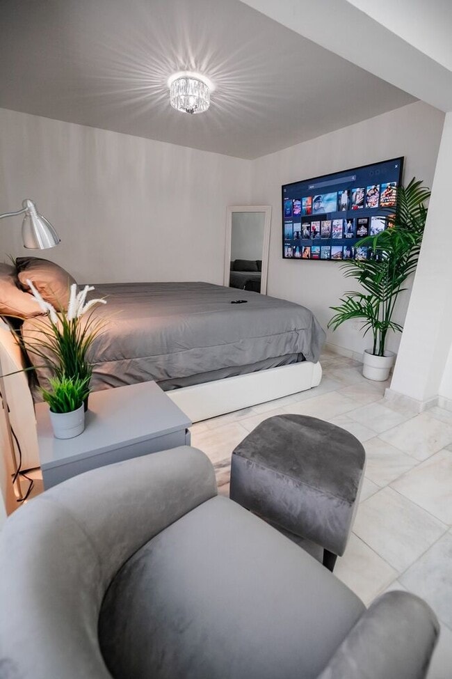 Building Photo - Exquisite Luxury 3 Bedroom Home