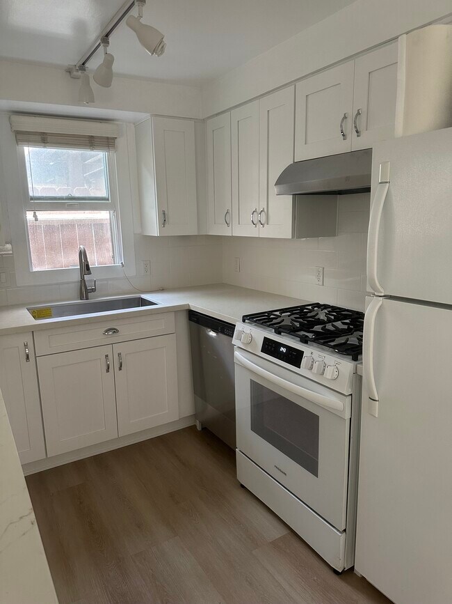 Cocina reformada. Cocina a gas d/w, tefer. - 746 Bayview Dr