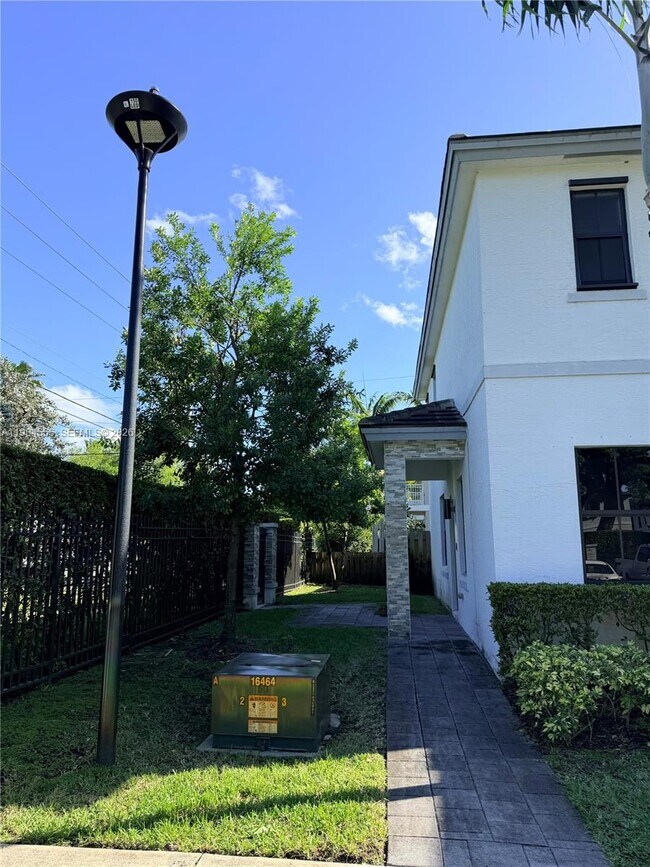 Building Photo - 1502 SW 29th St