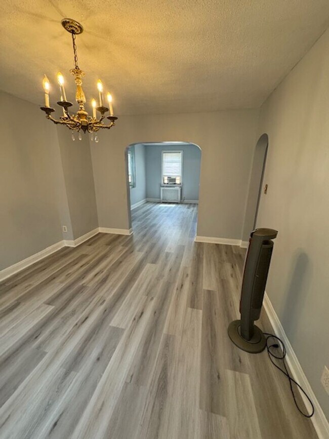 Foto del edificio - 3BED 2BATH FINISHED BASEMENT $1650/MONTH!