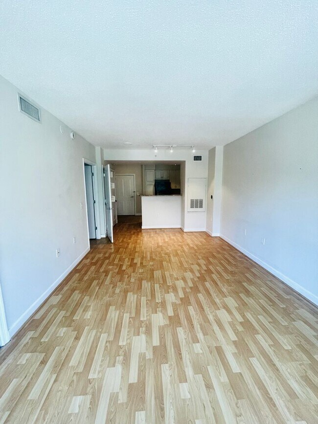 Foto del edificio - Fabulous location, Amazing 1BR condo with views