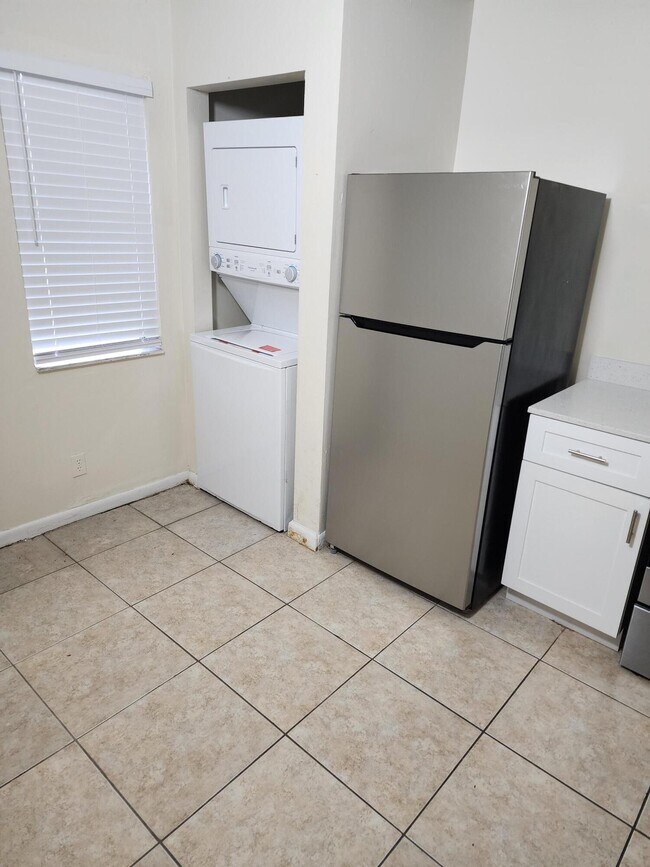 Building Photo - 4765 Arjaro Dr