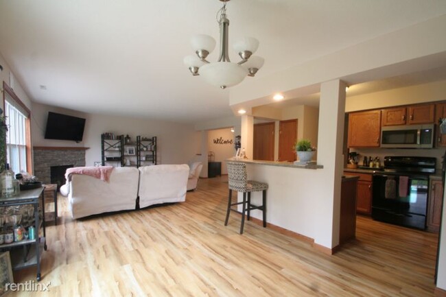 Building Photo - 2572 Hawk Ridge Ct SE