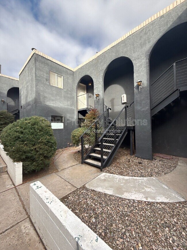 Building Photo - 309 Sierra Dr SE