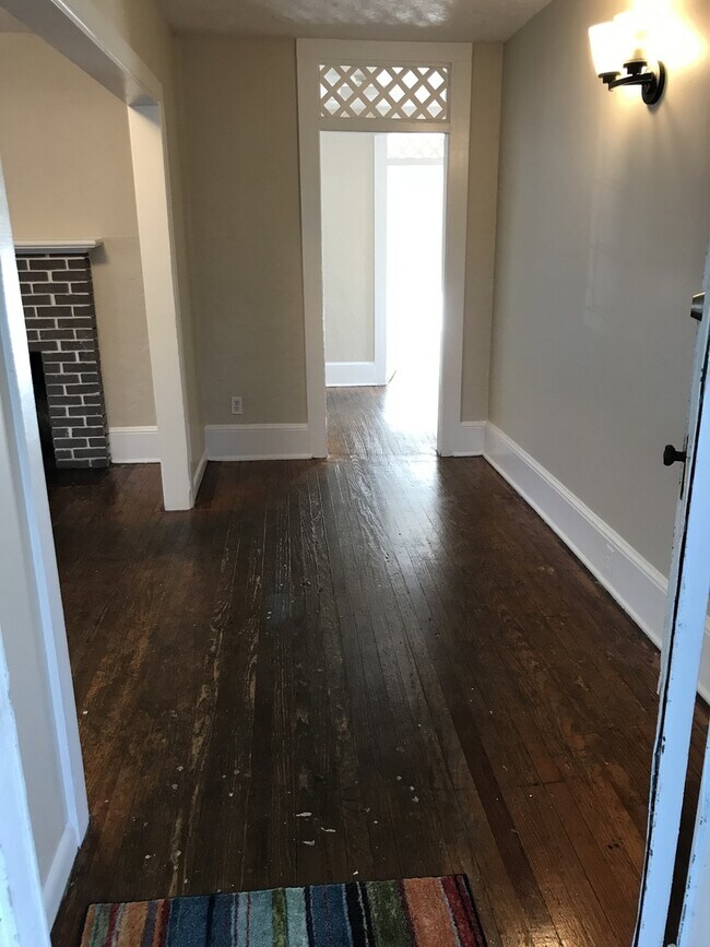 Building Photo - Historic 3 Bedroom, 1 Bathroom Apartment