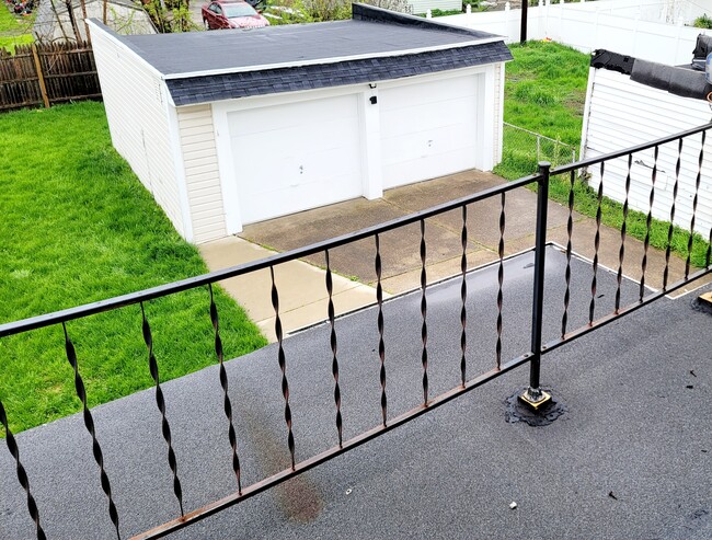 Balcony/garage - 3933 Homewood Ave