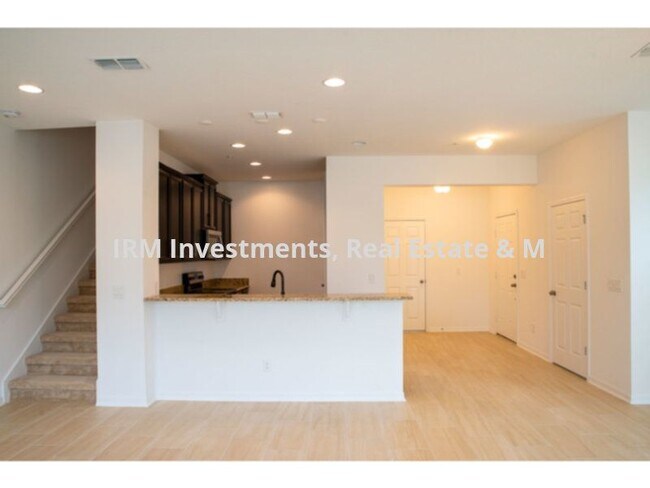 Foto del edificio - 3 bed 2.5 bath townhome 2 car garage