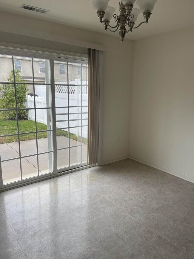 Foto del edificio - 512 Stockbridge Ct